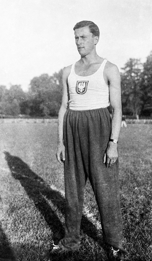 Zdjęcie 027. Mieczysław Haspel w koszulce z godłem Polski jako reprezentant Polski w zawodach lekkoatletycznych, ok. 1935 r.