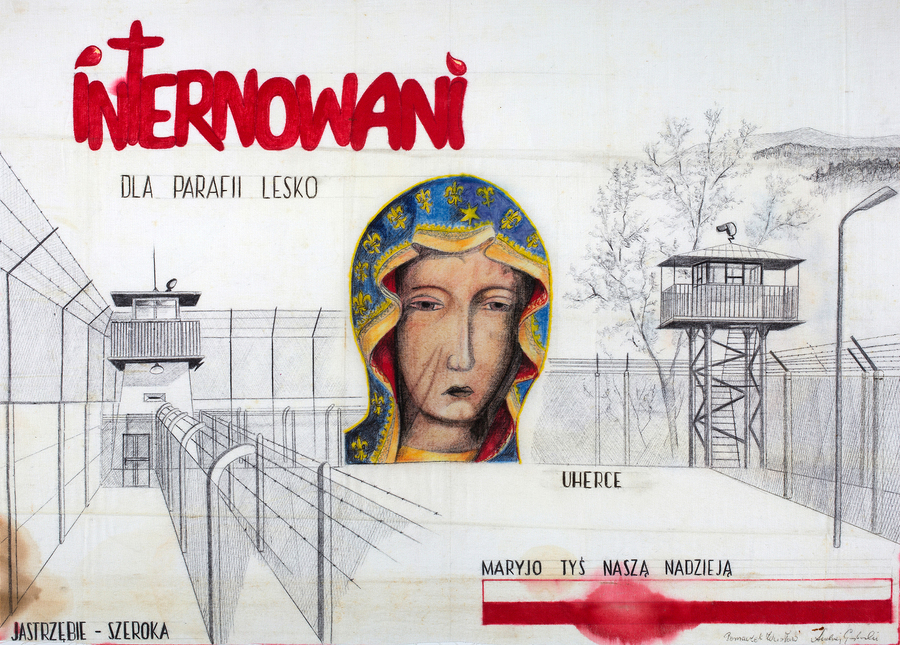 Zdjęcie 001. Materiał bawełniany z narysowanym wizerunkiem Matki Bożej Częstochowskiej, wieżami strażniczymi, ogrodzeniem zakładu karnego w Uhercach oraz napisami wykonanymi w szpitalu w Lesku w maju 1982 r. przez więźniów politycznych internowanych w zakładzie karnym w Uhercach.