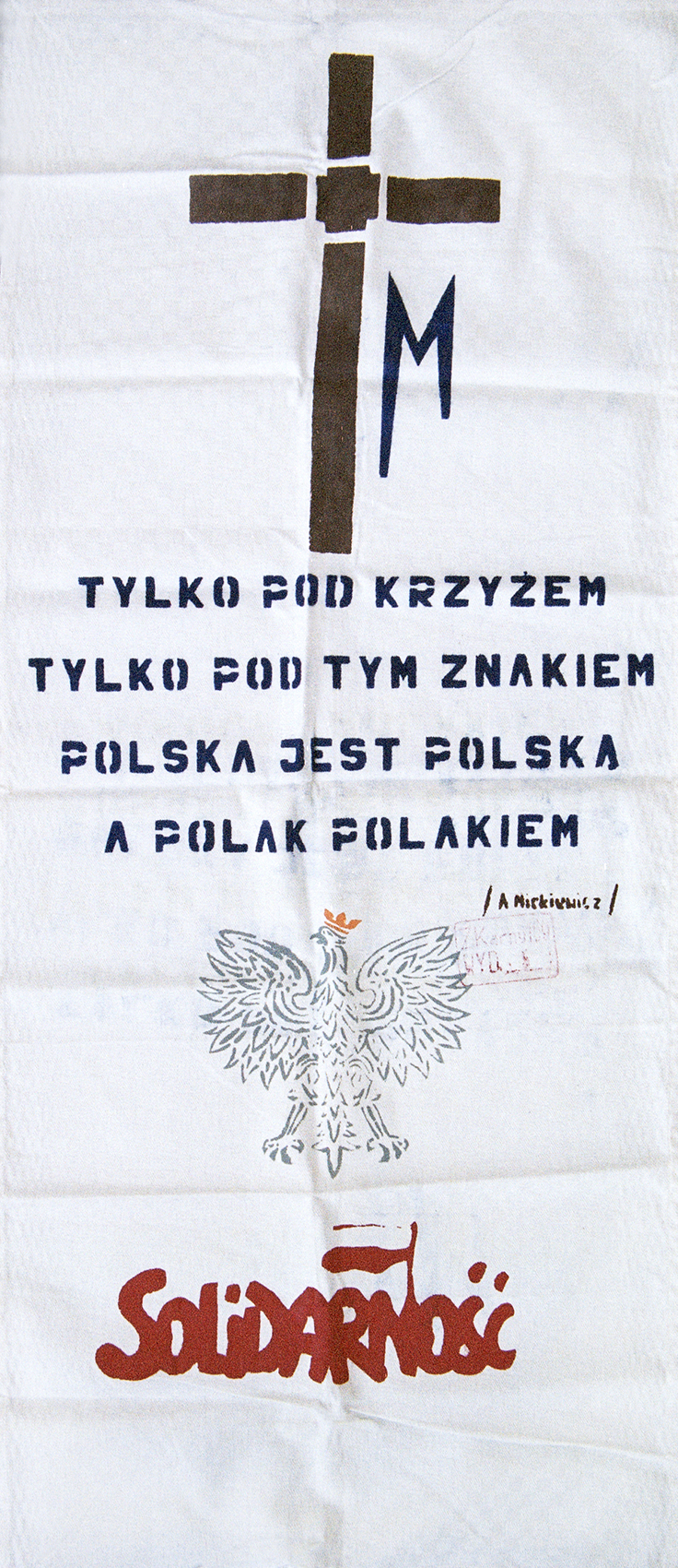 Zdjęcie 003. Ręcznik z nadrukiem wykonanym techniką sitodruku o treści: TYLKO POD KRZYŻEM, TYLKO POD TYM ZNAKIEM POLSKA JEST POLSKĄ A POLAK POLAKIEM z krzyżem, Literą M (symbolizującą Matkę Bożą), orłem w koronie i napisem SOLIDARNOŚĆ.