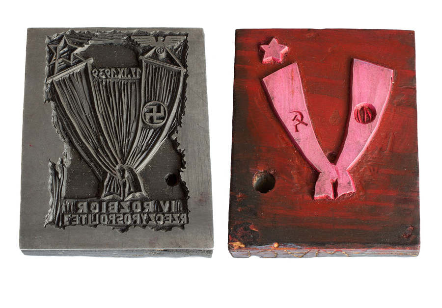 Zdjęcie 004. Dwie matryce wykonane z tworzywa sztucznego (gumoleum) przyklejonego do kawałka drewnianej sklejki. Autor: Grzegorz Połeć. Na jednej matrycy widnieje napis: IV ROZBIÓR RZECZYPOSPOLITEJ 17 IX 1939, poza tym widoczne są: sowiecka gwiazda, hitlerowski orzeł, swastyka. Na drugiej matrycy znajdują się dwie flagi, jedna z sierpem i młotem oraz gwiazda pięcioramienna.