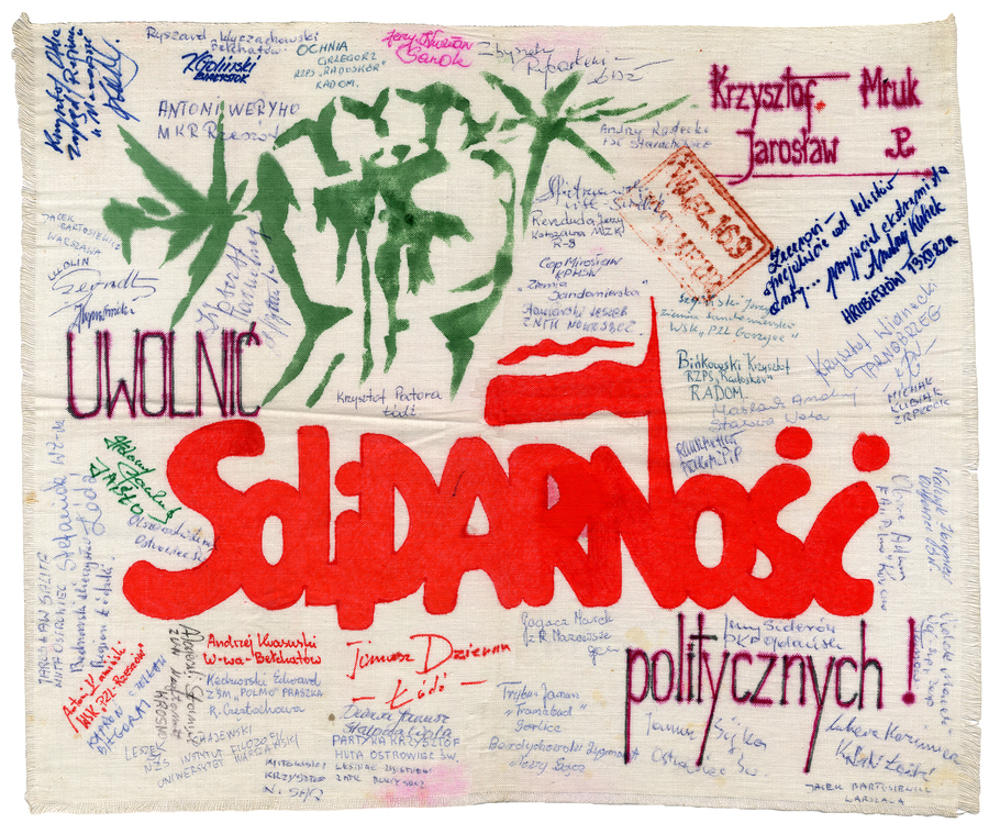 Zdjęcie 032. Materiał płócienny z rysunkami i podpisami osób więzionych w obozie dla internowanych w Hrubieszowie w 1982 r.