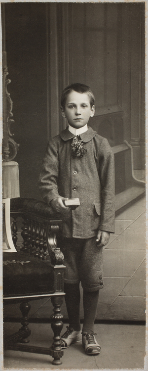 Zdjęcie 002. Rudolf Chorzempa w dniu Pierwszej Komunii Świętej na zdjęciu wykonanym w zakładzie fotograficznym Edwarda Janusza w Rzeszowie w 1916 r.