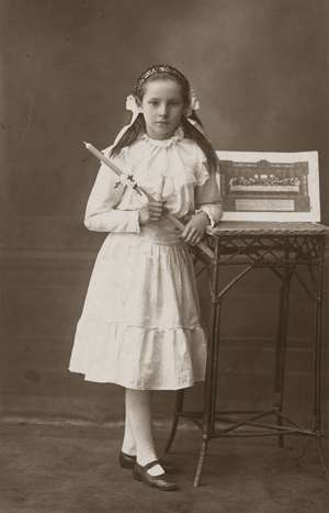 Zdjęcie 003. Zofia Cenar (ur. 28 września 1908 r., od 1937 r. żony Rudolfa Chorzempy) w dniu Pierwszej Komunii Świętej ok. 1917 r.