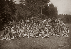 Zdjęcie 008. Młodzież szkolna podczas kursu przysposobienia wojskowego w miejscowości Skole w Bieszczadach Wschodnich (obecnie na Ukrainie) w r. 1925. Pierwszy z lewej stoi Rudolf Chorzempa.
