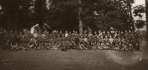 Zdjęcie 009. Młodzież szkolna podczas kursu przysposobienia wojskowego w miejscowości Skole w Bieszczadach Wschodnich (obecnie na Ukrainie) w r. 1925. W środkowym rzędzie, 12 z prawej (klęczy) Rudolf Chorzempa.