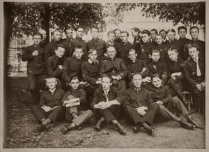 Zdjęcie 010. Uczniowie II Państwowego Gimnazjum w Rzeszowie przy ul. Krakowskiej, ok. 1928 r. Rudolf Chorzempa w ostatnim rzędzie, piąty z lewej. W środku katecheta ks. dr Jan Chmielnikowski (1868–1946).