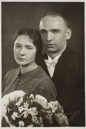 Zdjęcie 020. Zdjęcie ślubne Zofii i Rudolfa Chorzempów. Ślub miał miejsce w Rzeszowie 26 grudnia 1937 r., ale data wykonania zdjęcia nie jest znana.