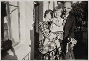 Zdjęcie 023. Zofia i Rudolf Chorzempowie z synem Andrzejem (ur. w 1939 r.) na balkonie kamienicy przy ul. Grunwaldzkiej 20 w Rzeszowie – październik 1940 r.