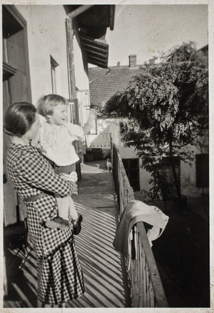 Zdjęcie 024. Zofia Chorzempa z synem Andrzejem (ur. w 1939 r.) na balkonie kamienicy przy ul. Grunwaldzkiej 20 w Rzeszowie – październik 1940 r.