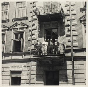 Zdjęcie 026. Pracownicy firmy „KOMPASS” na balkonie kamienicy przy ul. Matejki 18, w siedzibie firmy (w czasie okupacji niemieckiej była to Dürerstrasse 18) w Rzeszowie, 28 maja 1942 r. Pierwszy z lewej: Rudolf Chorzempa.