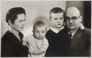 Zdjęcie 028. Rudolf Chorzempa z żoną Zofią i dziećmi: Teresą (ur. w 1943 r.) i Andrzejem (ur. w 1939 r.), ok. 1944 r.