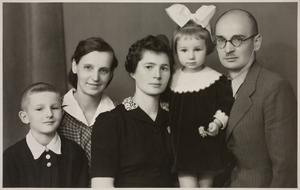 Zdjęcie 029. Rudolf Chorzempa z siostrą Heleną Chorzempą (druga od lewej), żoną Zofią i dziećmi: Teresą (ur. w 1943 r.) i Andrzejem (ur. w 1939 r.), ok. 1946 r.