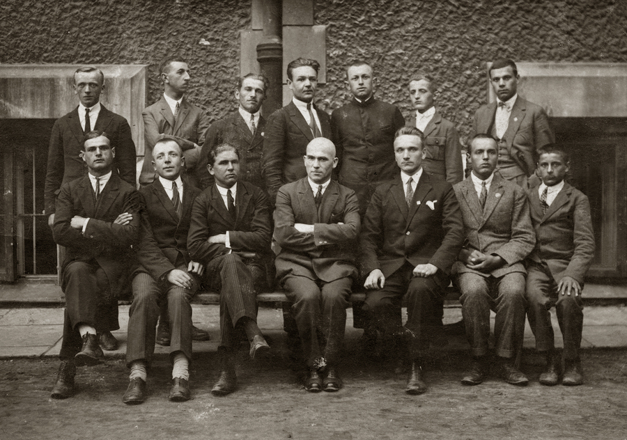 Zdjęcie 002. Grupa uczniów i profesorów Trzyletniej Średniej Szkoły Ogrodniczej w Lublinie – uczestników wycieczki do Warszawy w 1927 r. Wśród siedzących, trzeci od lewej Franciszek Cieplik.