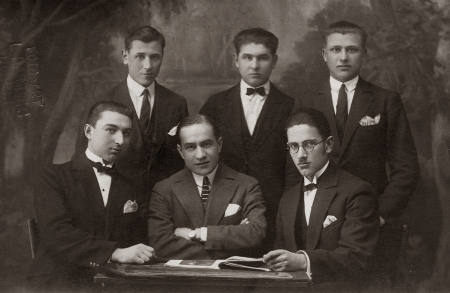 Zdjęcie 003. Uczniowie i profesorowie Trzyletniej Średniej Szkoły Ogrodniczej w Lublinie. Franciszek Cieplik stoi w środku ubrany w garnitur z kamizelką i białą koszulę z muszką. Zdjęcie wykonane w 1928 r. w pracowni lubelskiego fotografa Ludwika Hartwiga.