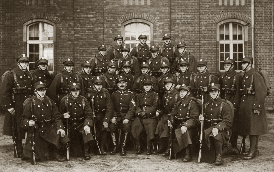 Zdjęcie 004. Żołnierze oddziału Batalionu Podchorążych Rezerwy Piechoty w Śremie pozują do zdjęcia na tle budynku koszarowego 28 listopada 1930 r. Franciszek Cieplik stoi w drugim rzędzie, piąty z prawej.