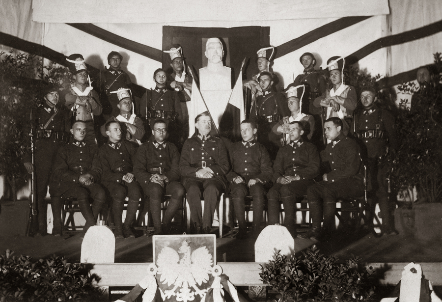 Zdjęcie 005. Uroczysta akademia zorganizowana w Śremie z okazji obchodów setnej rocznicy wybuchu powstania listopadowego – 28 listopada 1930 r. Część żołnierzy w mundurach z okresu powstania. Franciszek Cieplik stoi trzeci na lewo od popiersia marszałka Józefa Piłsudskiego.