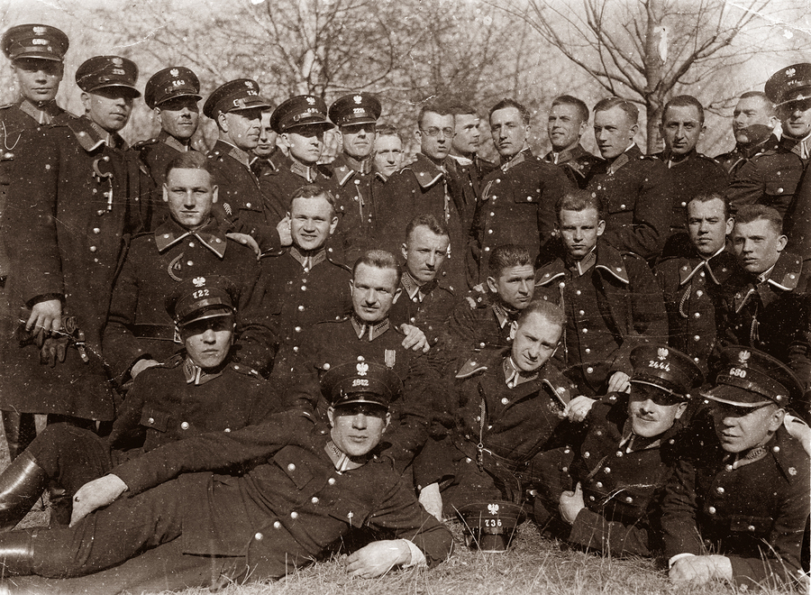 Zdjęcie 006. Zdjęcie zbiorowe niższych stopniem funkcjonariuszy Policji Państwowej podczas szkolenia policyjnego w Sosnowcu w 1932 r. Posterunkowy Franciszek Cieplik siedzi bez nakrycia głowy czwarty z prawej w środkowym rzędzie.