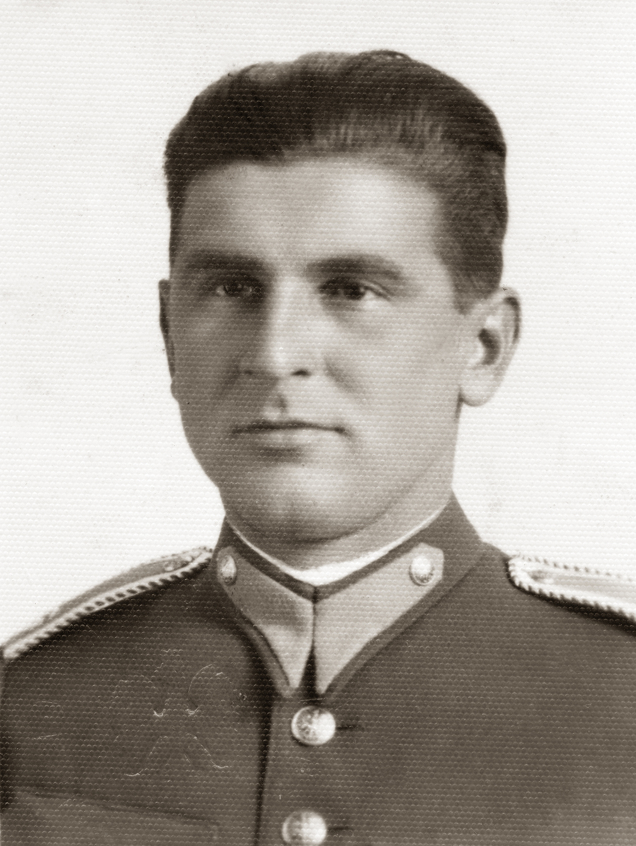 Zdjęcie 007. Franciszek Cieplik w mundurze funkcjonariusza Policji Państwowej.