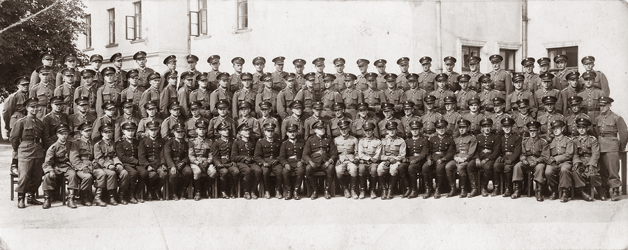 Zdjęcie 009. Zdjęcie zbiorowe 10. kompanii Rezerwy Policyjnej w Jarosławiu. Wśród siedzących dziesiąty od prawej Franciszek Cieplik. Zdjęcie wykonane najprawdopodobniej w Jarosławiu w latach 1938–1939.