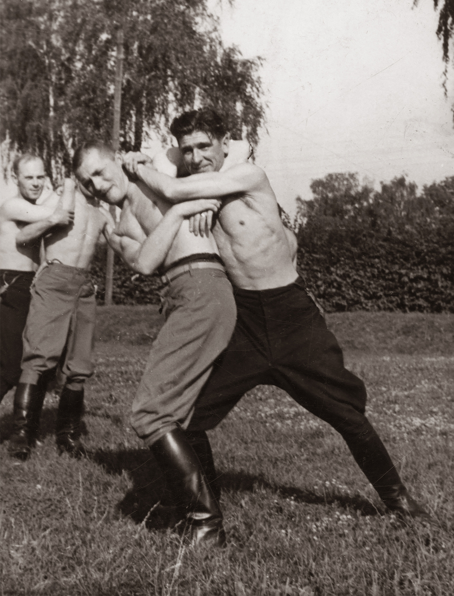 Zdjęcie 010. Ćwiczenia walki wręcz. Na pierwszym planie – w ciemnych spodniach – Franciszek Cieplik. Zdjęcie wykonane prawdopodobnie w Jarosławiu w latach 1938–1939.
