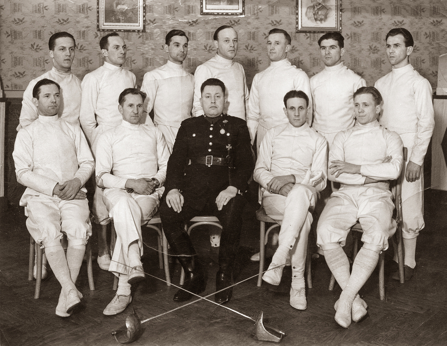 Zdjęcie 011. Policjanci w strojach do szermierki oraz prawdopodobnie dowódca 10. kompani Rezerwy Policyjnej w Jarosławiu. Drugi z prawej stoi Franciszek Cieplik. Zdjęcie wykonane prawdopodobnie w Jarosławiu w latach 1938–1939.