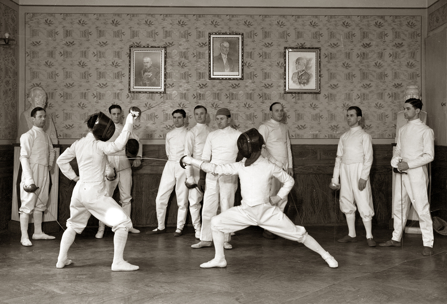 Zdjęcie 012. Ćwiczenia szermierki. Czwarty z lewej Franciszek Cieplik. Zdjęcie wykonane prawdopodobnie w Jarosławiu w latach 1938–1939.