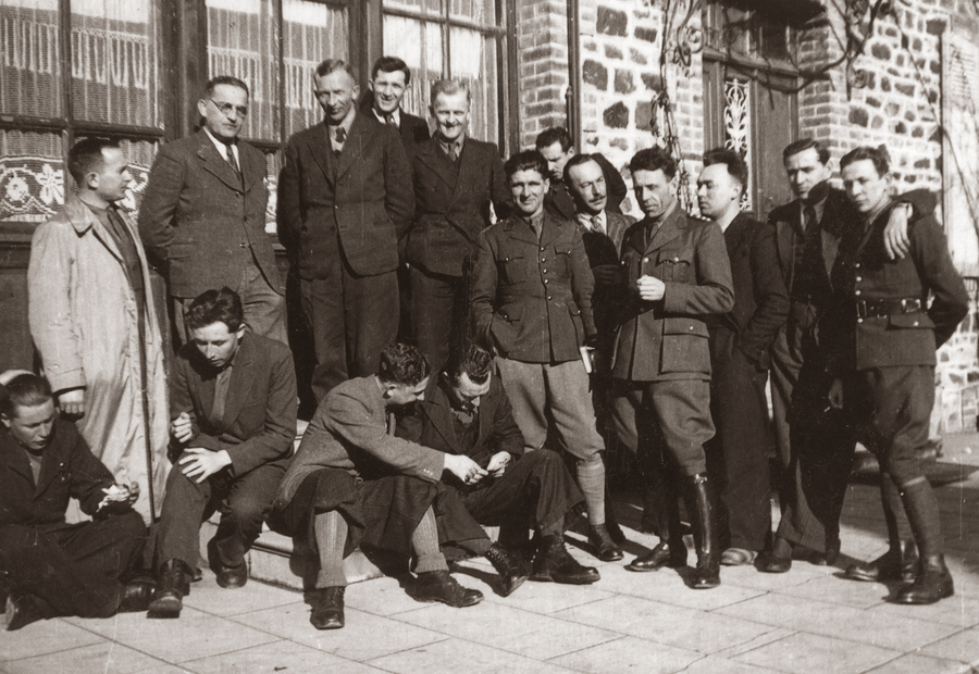 Zdjęcie 016. Por. Franciszek Cieplik w grupie oficerów 1 Dywizji Grenadierów wiosną 1940 r. Stoi siódmy z prawej ubrany we francuską kurtkę oficerską. Wśród stojących drugi od lewej prawdopodobnie dowódca 1. Pułku Grenadierów Warszawy – płk dypl. Szymon Kocur (w okularach). Piąty od lewej stoi prawdopodobnie por. Włodzimierz Dulniak (uśmiechnięty, z włosami wpadającymi w blond). Pierwszy od prawej to prawdopodobnie por. Stanisław Kowalski zamordowany we wrześniu 1941 r. podczas próby ucieczki z