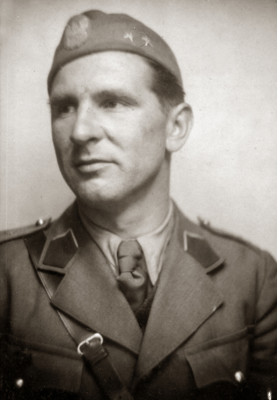 Zdjęcie 017. Porucznik Franciszek Cieplik ubrany w oficerski frencz z szelką naramienną, w furażerce na głowie podczas służby w 1. Pułku Grenadierów Warszawy we Francji w 1940 r.