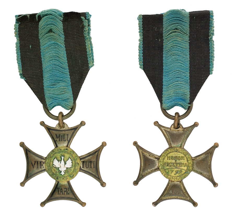 Zdjęcie 018. Awers i rewers Krzyża Srebrnego Virtuti Militari, który otrzymał por. F. Cieplik za męstwo wykazane w walkach z Niemcami we Francji w 1940 r.