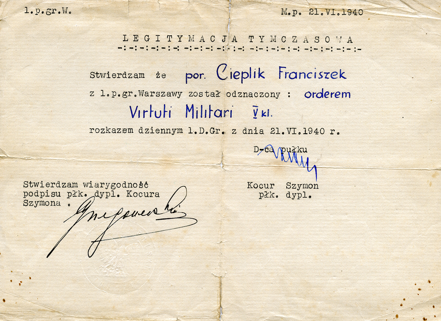 Zdjęcie 019. Legitymacja tymczasowa Orderu Virtuti Militari podpisana 21 czerwca 1940 r. przez płka Szymona Kocura, dowódcę 1 Pułku Grenadierów Warszawy.