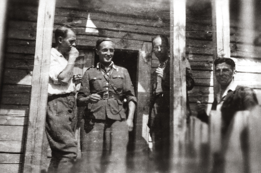 Zdjęcie 022. Oficerowie Nowogródzkiego Okręgu Armii Krajowej w czerwcu 1944 r. Stoją od lewej: ppor. Wincenty Biruk ps. „Orlik”, por. cichociemny Jan Woźniak ps. „Kwaśny” (ze znakiem spadochronowym na lewej piersi munduru, uzbrojony w widoczny przy pasie pistolet), NN ps. „Boso”, kpt. cichociemny Franciszek Cieplik ps. „Hatrak”.