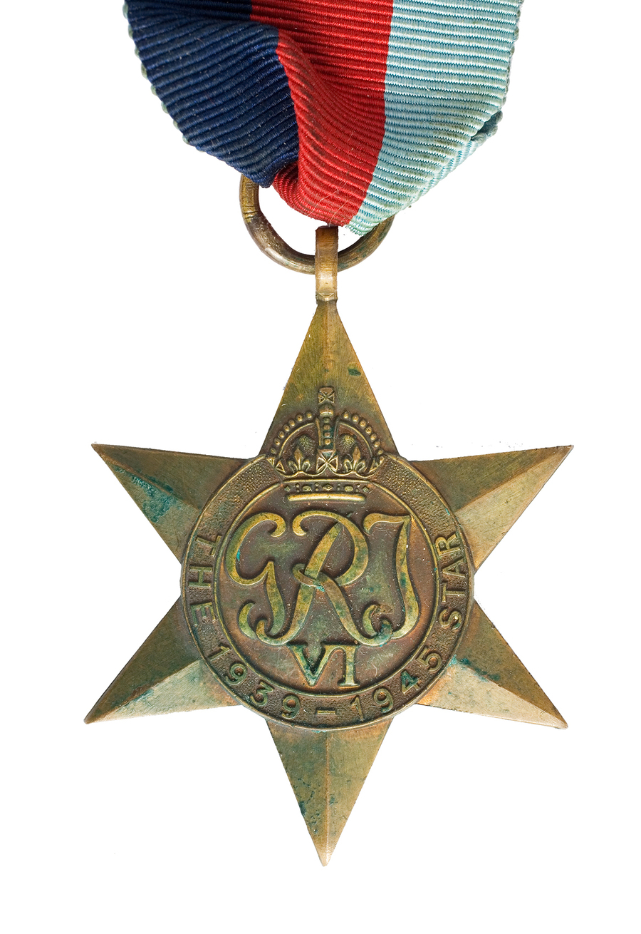 Zdjęcie 027. Odznaczenie The 1939–1945 Star (Gwiazda za Wojnę 1939–1945). przyznane kpt. Franciszkowi Cieplikowi. Wstążka w trzech kolorach: ciemnoniebieskim, czerwonym i jasnoniebieskim.