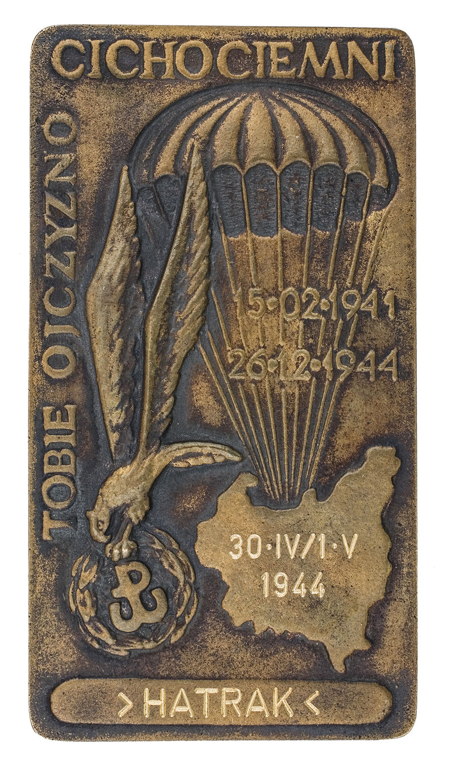 Zdjęcie 030. Jedna z 316 plakiet dedykowanych indywidualnie poszczególnym cichociemnym. Na mapie wygrawerowana data zrzutu kpt. Cieplika: 30 IV/1 V 1944. W dolnej części plakiety podłużne pole z wygrawerowanym pseudonimem kpt. Cieplika: „HATRAK”.
