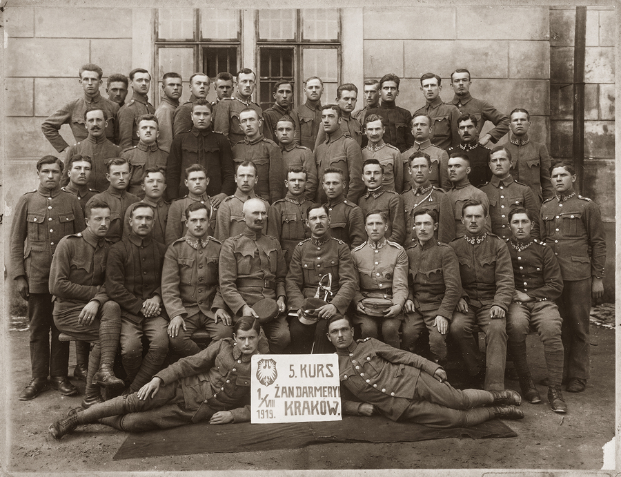Zdjęcie 001. Uczestnicy 5 Kursu Żandarmerii w Krakowie, 1 sierpnia 1919 r. Józef Laska w pierwszym rzędzie stojących, trzeci z lewej.