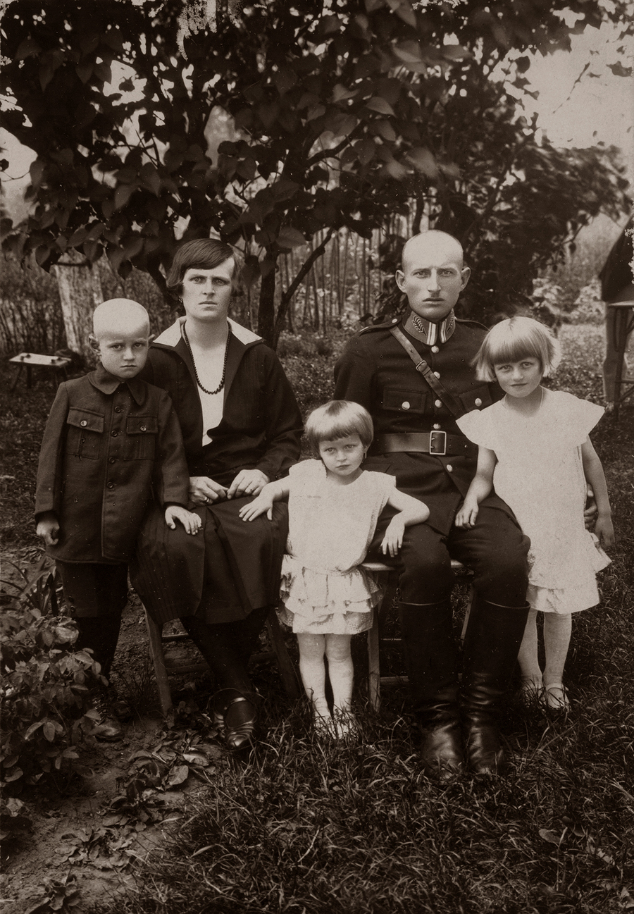 Zdjęcie 002. Józef Laska w mundurze starszego posterunkowego Policji Państwowej z żoną Emilią z d. Paszkiewicz i dziećmi. Od lewej: Tadeusz, Aleksandra i Władysława. Lata 20. XX w.