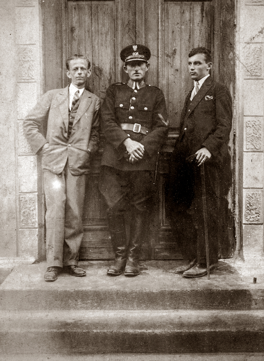 Zdjęcie 004. Józef Laska w mundurze starszego posterunkowego Policji Państwowej z nierozpoznanymi mężczyznami.