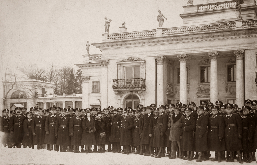 Zdjęcie 005. Funkcjonariusze Policji Państwowej na wycieczce przed Pałacem na Wodzie w Łazienkach Królewskich w Warszawie. Czternasty od lewej – starszy posterunkowy Józef Laska.