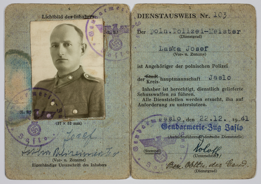 Zdjęcie 008. Legitymacja służbowa przodownika Policji Polskiej Generalnego Gubernatorstwa Józefa Laski, wydana 22 grudnia 1941 r. przez dowódcę plutonu niemieckiej żandarmerii w Jaśle (str.1, 4) ze zdjęciem.