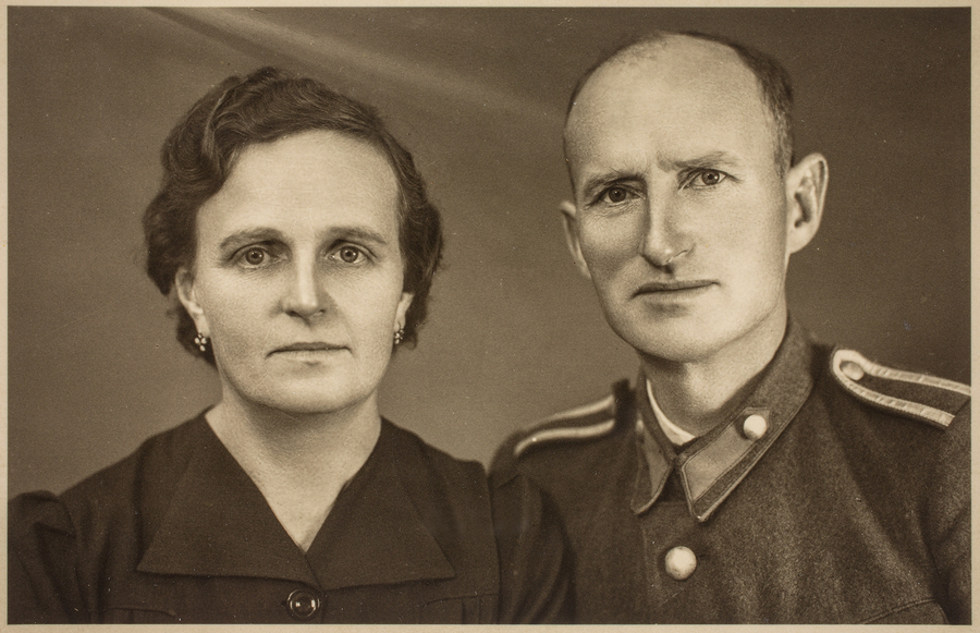 Zdjęcie 009. Józef Laska w mundurze przodownika Policji Polskiej GG z żoną Emilią z domu Paszkiewicz.