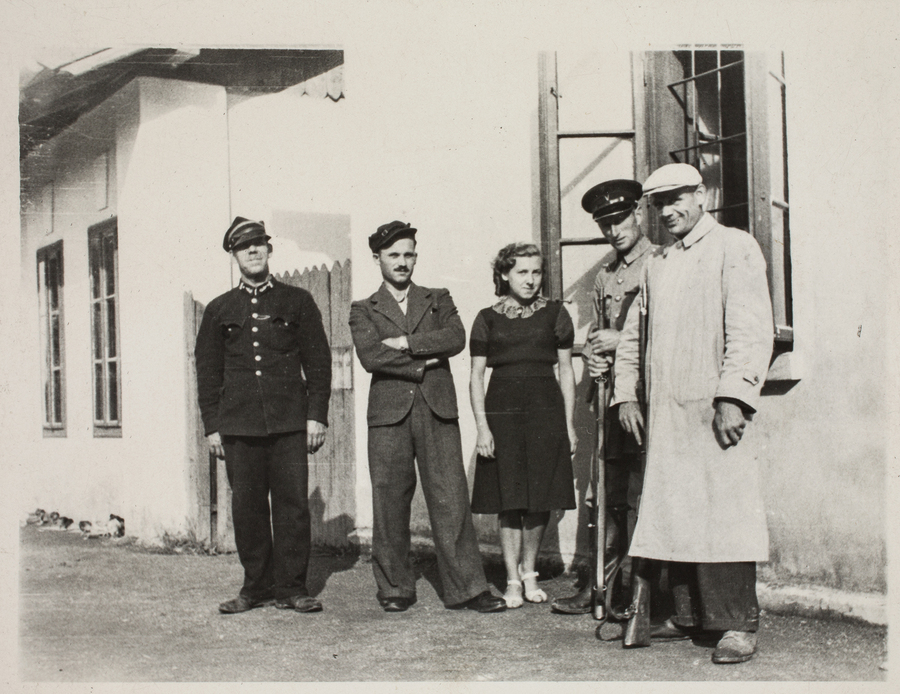 Zdjęcie 011. Józef Laska w mundurze przodownika Policji Polskiej GG (drugi z prawej) z nierozpoznanymi osobami.