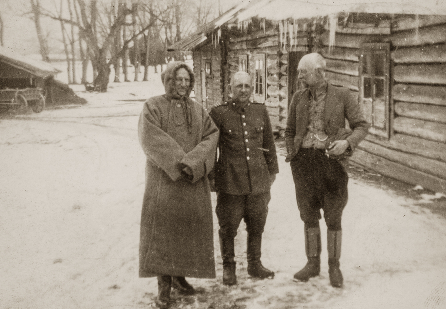 Zdjęcie 013. Od lewej: przodownik Policji Polskiej Józef Laska, starszy posterunkowy Jan Kandela i NN.