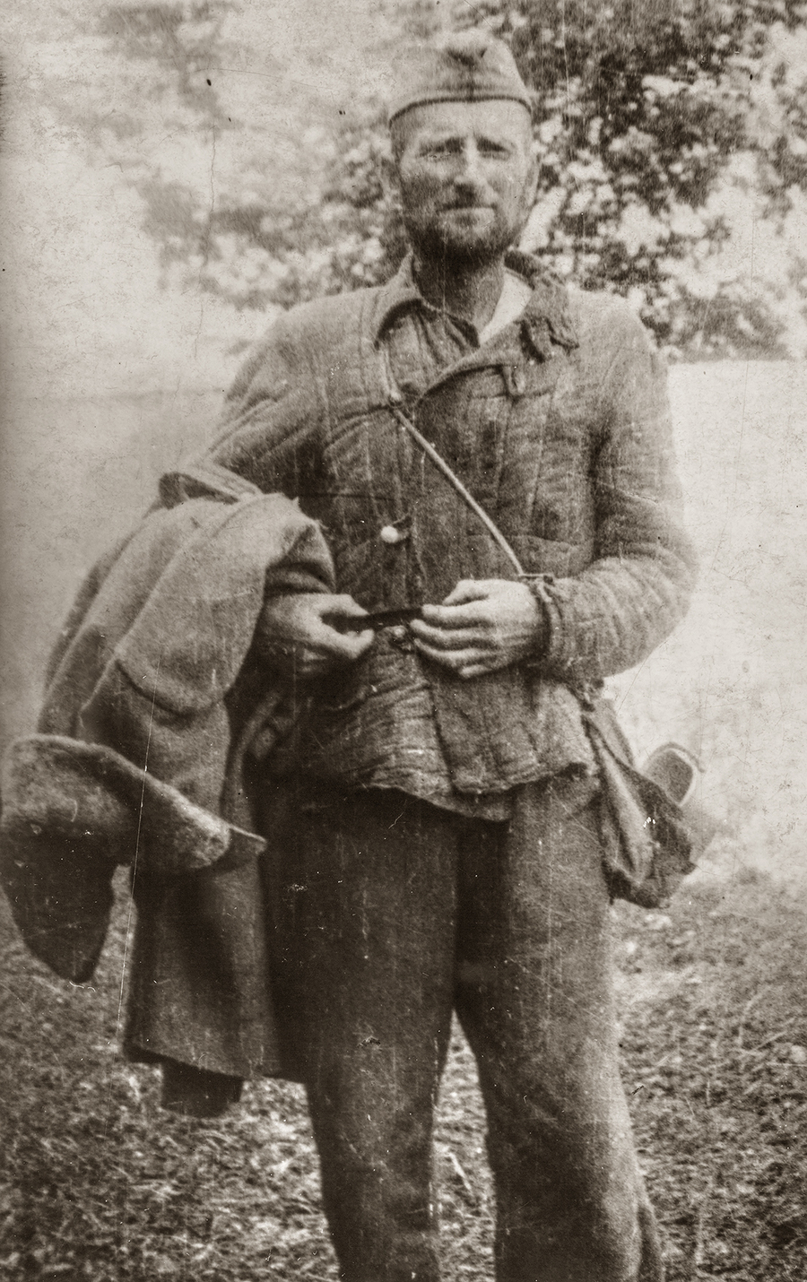 Zdjęcie 014. Józef Laska w 1945 r. po powrocie z obozu pracy w Donbasie, ubrany w kufajkę, z furażerką na głowie.