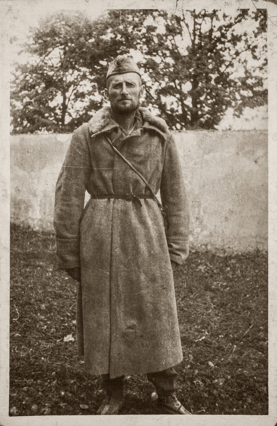 Zdjęcie 016. Józef Laska w 1945 r. po powrocie z obozu pracy w Donbasie, ubrany w kufajkę, z furażerką na głowie.