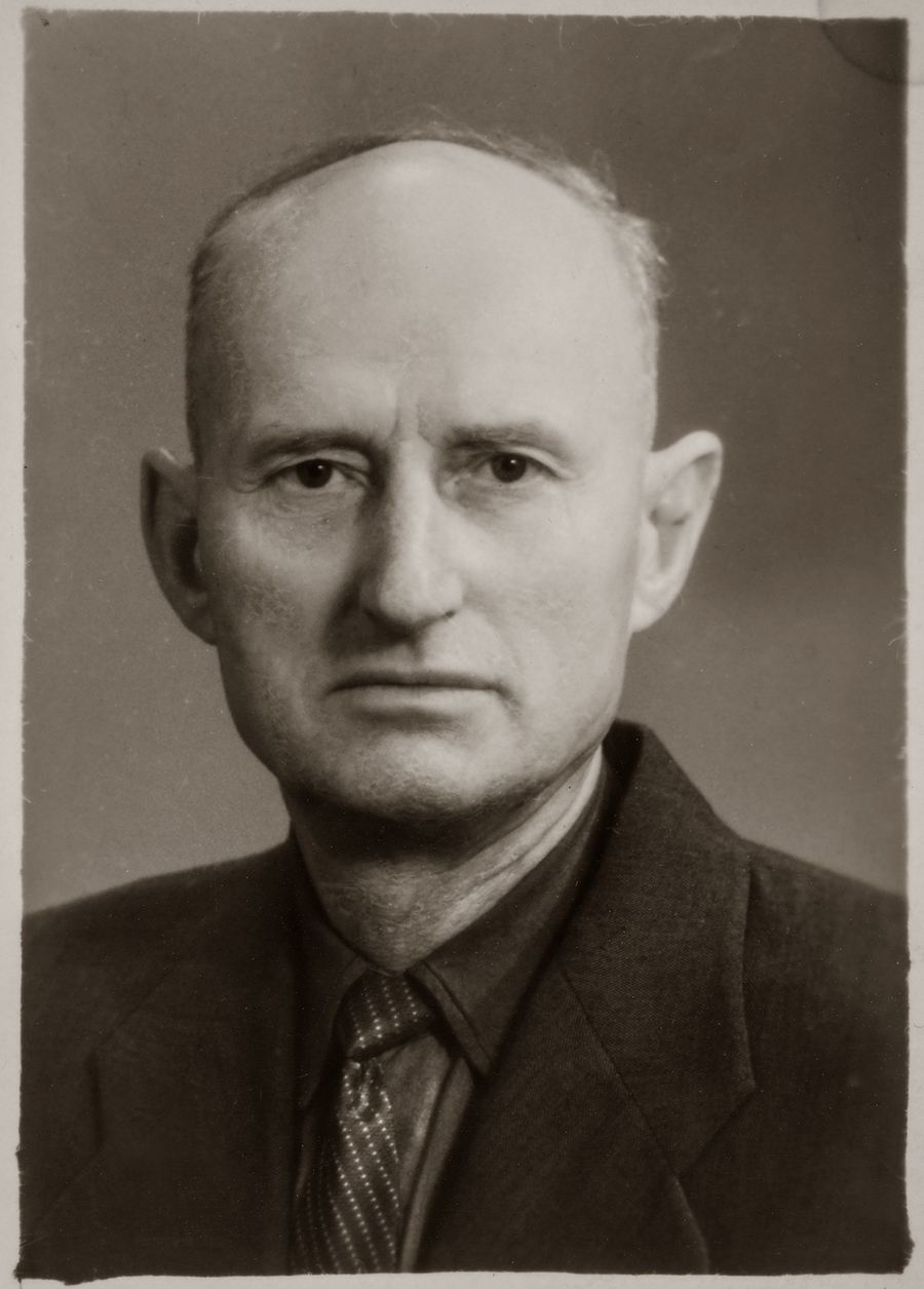 Zdjęcie 017. Józef Laska ubrany w marynarkę. Zdjęcie powojenne.