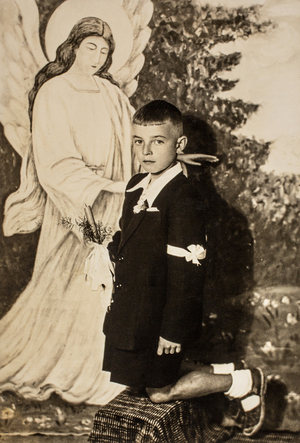 Zdjęcie 001. Antoni Kopaczewski w dniu przystąpienia do Pierwszej Komunii Świętej w Piaskach, ok. 1950 r.