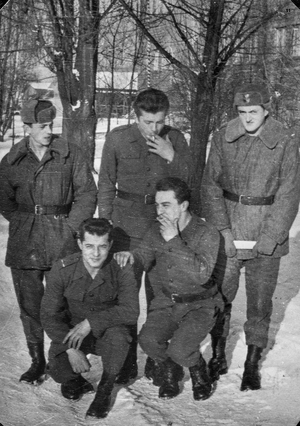 Zdjęcie 006. St. szer. Antoni Kopaczewski z kolegami podczas służby wojskowej. Zima 1962/1963.