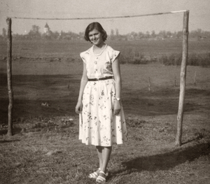 Zdjęcie 007. Maria Ciba (od 1964 r. żona Antoniego Kopaczewskiego) jako nauczycielka w Szkole Podstawowej w Nowym Lublińcu w latach 1956–1958.