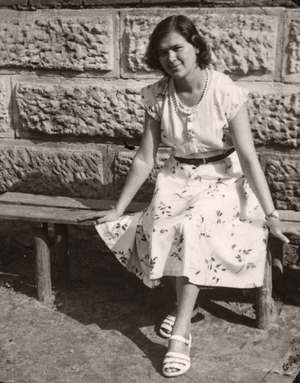 Zdjęcie 008. Maria Ciba (od 1964 r. żona Antoniego Kopaczewskiego) jako nauczycielka w Szkole Podstawowej w Nowym Lublińcu w latach 1956–1958.