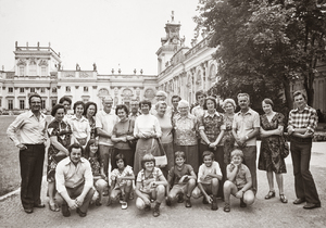 Zdjęcie 012. Antoni Kopaczewski (w pierwszym rzędzie, pierwszy z lewej) i Maria Kopaczewska (stoi trzecia z lewej) z dziećmi: Renatą (w pierwszym rzędzie, trzecia z lewej) i Robertem (w pierwszym rzędzie, drugi z prawej) w połowie lat 70. XX w. przed Pałacem w Wilanowie.
