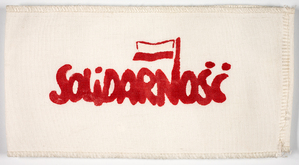 Zdjęcie 015. Opaska z napisem SOLIDARNOŚĆ noszona przez Antoniego Kopaczewskiego w latach 1980–1981.